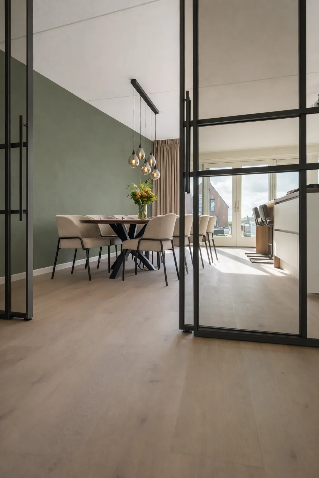 Moderne eetkamer met strak gelegde PVC vloer door CCvloeren in Elst